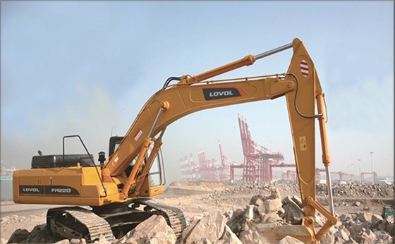 奮戰(zhàn)在巴鐵高速的雷沃挖掘機(jī)