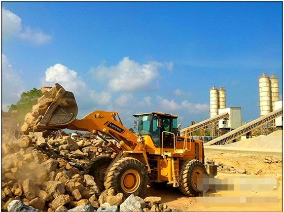 奮戰(zhàn)在巴鐵高速的雷沃裝載機(jī)