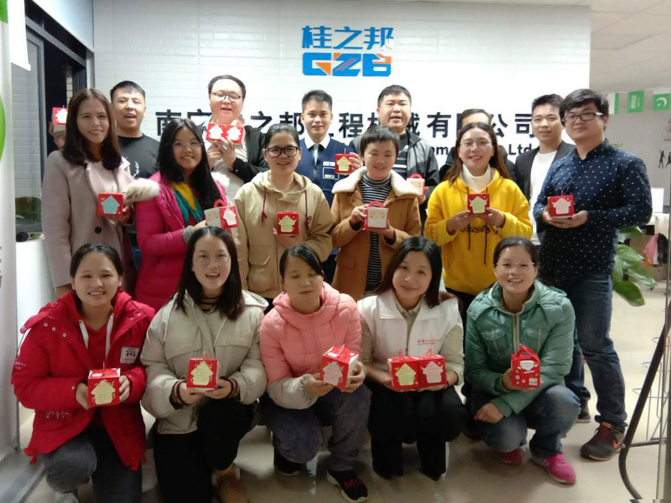 你是不是在等待一位賣挖機(jī)配件頭戴紅帽子、有白胡子的老人出現(xiàn)？